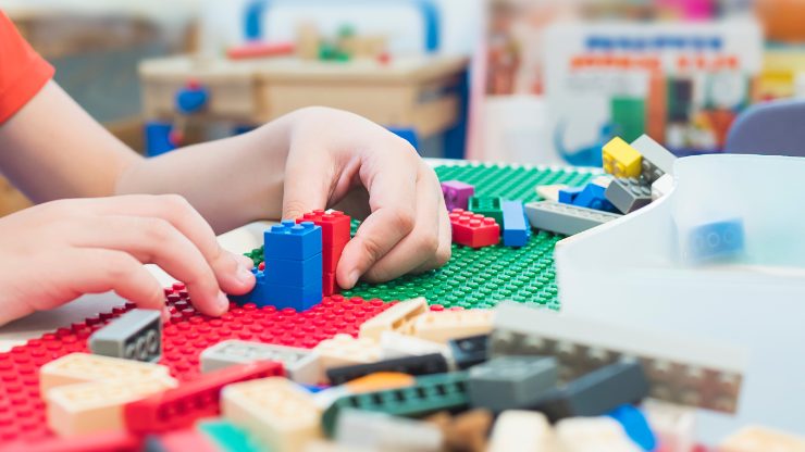 bambino con costruzioni Lego 