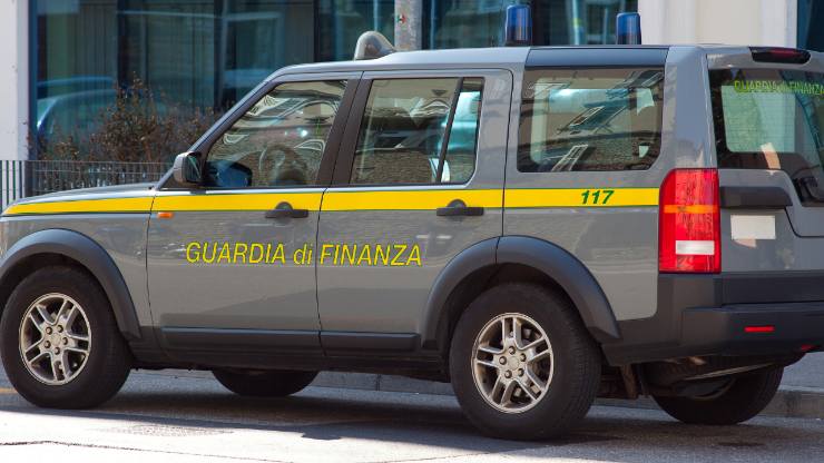 macchina Guardia di Finanza 